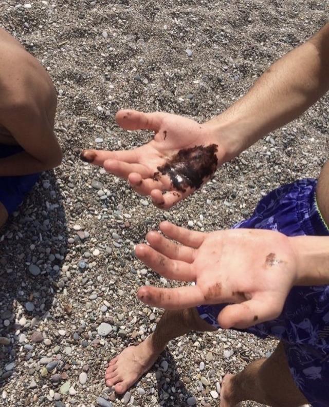 Antalya sahilleri zifte teslim! Denize giren vücudunda siyah lekelerle çıkıyor