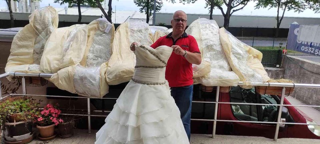 Bursalı esnaftan alkışlanacak hareket! Her biri binlerce değerindeki sıfır gelinlikleri bedava veriyor Bursalı esnaftan alkışlanacak hareket! Her biri binlerce değerindeki sıfır gelinlikleri bedava veriyor