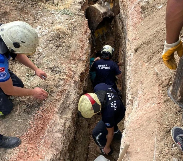 Bursa'da göçük altında can pazarı...