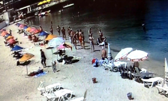 Denizde kalp krizi geçiren turisti yaşatmak için herkes seferber oldu Denizde kalp krizi geçiren turisti yaşatmak için herkes seferber oldu