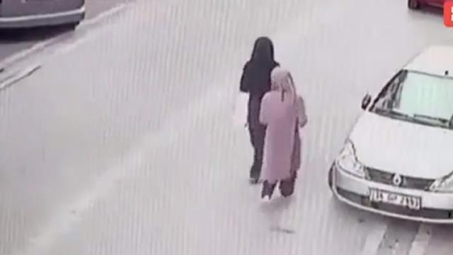 Hafızasını kaybeden kadın için doktor 'Şok yaşaması lazım' dedi! Ailesi, sokak ortasında silahlı saldırı kurguladı Hafızasını kaybeden kadın için doktor 'Şok yaşaması lazım' dedi! Ailesi, sokak ortasında silahlı saldırı kurguladı