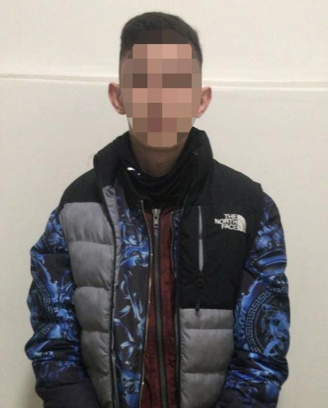 İstanbul'da gasp dehşeti kamerada: Darp ettikleri genci yerde sürükleyip telefonunu çaldılar