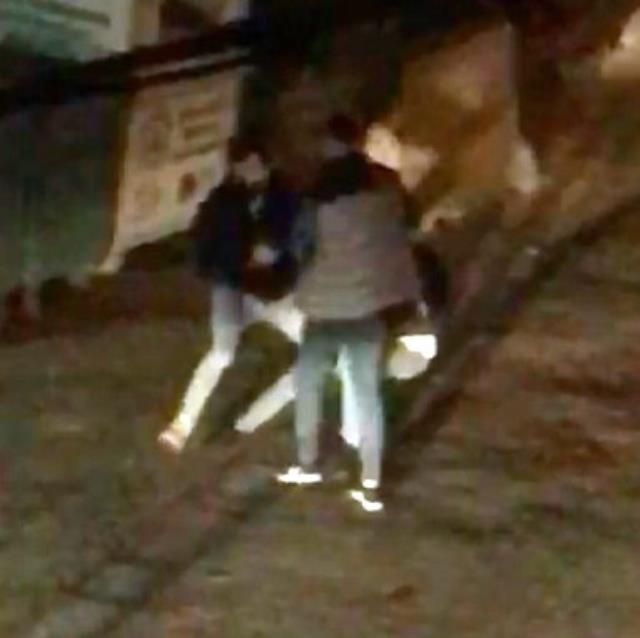 İstanbul'da gasp dehşeti kamerada: Darp ettikleri genci yerde sürükleyip telefonunu çaldılar