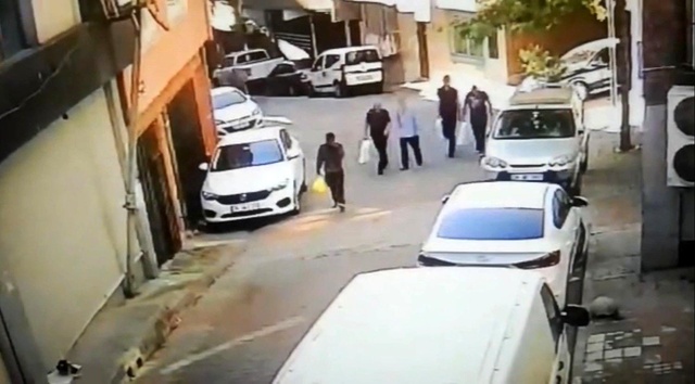 Mahallelerin korkulu rüyası 'Tetik' lakaplı azılı hırsız yakalandı! Uyuz olduğu için özel elbise giydirildi Mahallelerin korkulu rüyası 'Tetik' lakaplı azılı hırsız yakalandı! Uyuz olduğu için özel elbise giydirildi