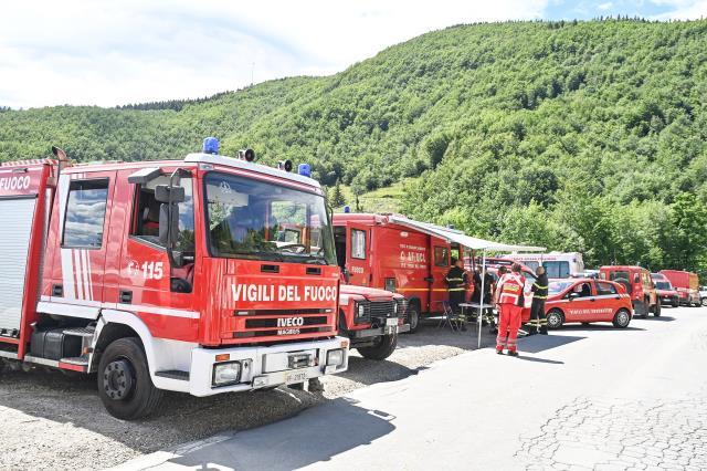İtalya'da 4'ü Türk 7 yolcuyla kaybolan helikopterin düştüğü bölge tespit edildi İtalya'da 4'ü Türk 7 yolcuyla kaybolan helikopterin düştüğü bölge tespit edildi