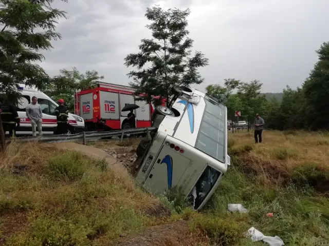 Midibüsün şarampole devrilmesi sonucu 17 kişi yaralandı