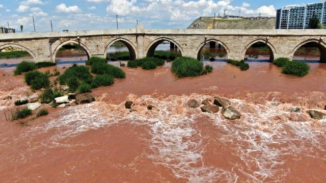Kuraklık yüzünden griye dönmüştü! Sağanak yağışlar Kızılırmak'ın rengini aslına döndürdü