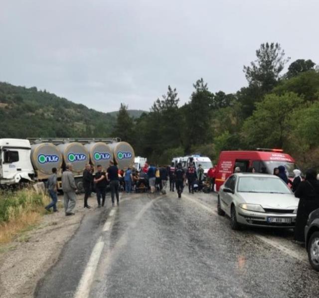 Son Dakika! Balıkesir-Kütahya yolunda bir minibüs ile tanker çarpıştı: 6 ölü, 15 yaralı Son Dakika! Balıkesir-Kütahya yolunda bir minibüs ile tanker çarpıştı: 6 ölü, 15 yaralı