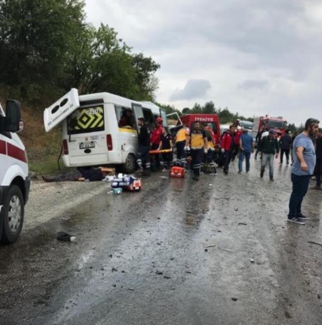Son Dakika! Balıkesir-Kütahya yolunda bir minibüs ile tanker çarpıştı: 6 ölü, 15 yaralı Son Dakika! Balıkesir-Kütahya yolunda bir minibüs ile tanker çarpıştı: 6 ölü, 15 yaralı
