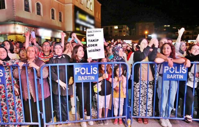 Ünlü Sanatçı Nadide Sultan, Bartın'da konser verdi