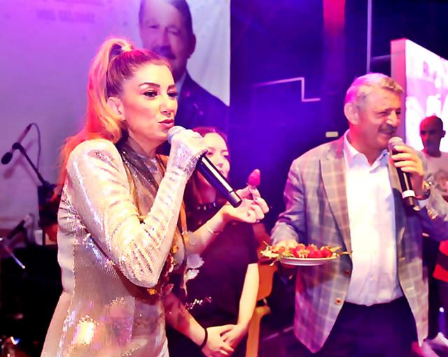 Ünlü Sanatçı Nadide Sultan, Bartın'da konser verdi