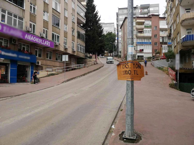 Sürekli ters yönün kullanılmasından bıkan vatandaştan, sürücülere gülümseten uyarı: 'Zenginler geçebilir' Sürekli ters yönün kullanılmasından bıkan vatandaştan, sürücülere gülümseten uyarı: 'Zenginler geçebilir'