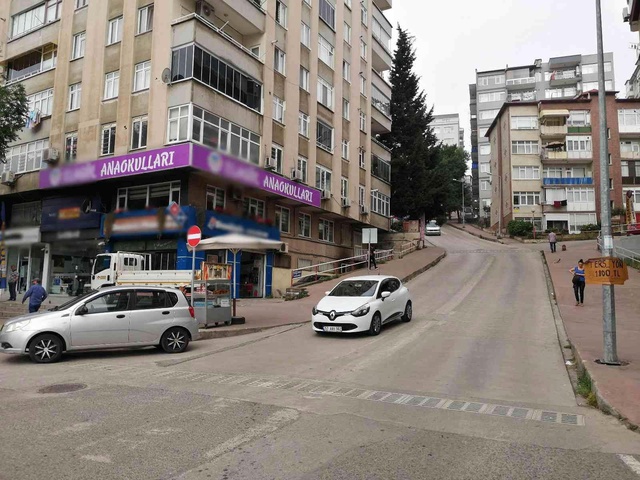 Sürekli ters yönün kullanılmasından bıkan vatandaştan, sürücülere gülümseten uyarı: 'Zenginler geçebilir' Sürekli ters yönün kullanılmasından bıkan vatandaştan, sürücülere gülümseten uyarı: 'Zenginler geçebilir'