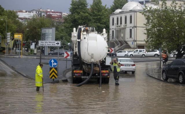 Ankara sular altında! 1 kişi hayatını kaybetti, selde kaybolan bir kişiyi arama çalışmaları ise sürüyor