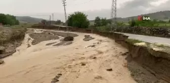 Sel yolları yıktı, 8 köye ulaşım kapandı