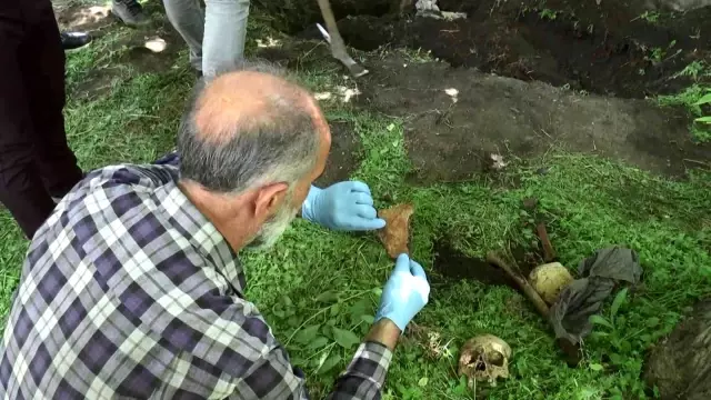 Su patlağı için yapılan kazıda insan kafatası bulundu, haberi alan polis ekipleri harekete geçti