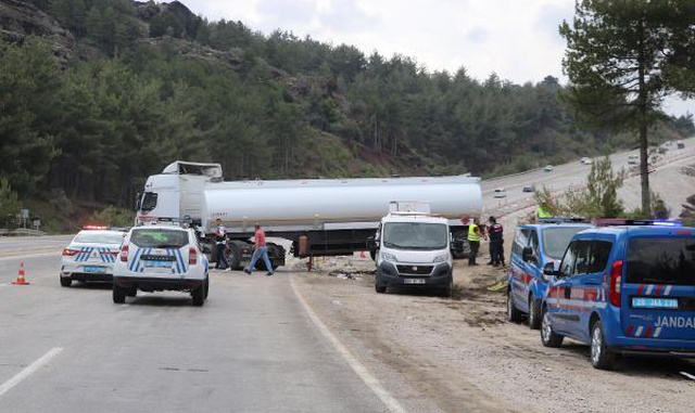 Yakı tankeri karşı şeritten gelen otomobille çarpıştı! 3 ölü, 2 yaralı Yakı tankeri karşı şeritten gelen otomobille çarpıştı! 3 ölü, 2 yaralı