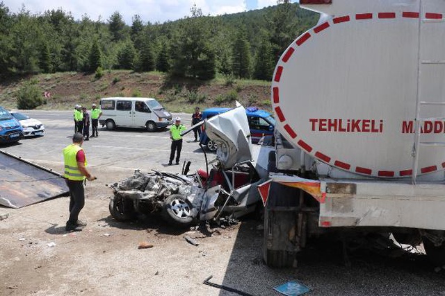 Yakı tankeri karşı şeritten gelen otomobille çarpıştı! 3 ölü, 2 yaralı Yakı tankeri karşı şeritten gelen otomobille çarpıştı! 3 ölü, 2 yaralı