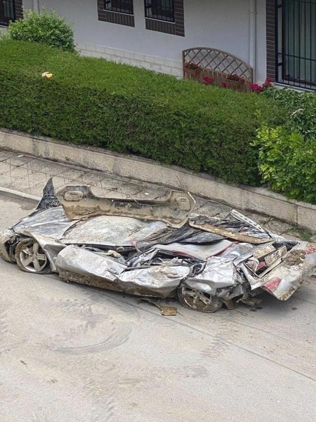 Ankara'da sel nedeniyle istinat duvarının altında kalan otomobil kağıt gibi ezildi Ankara'da sel nedeniyle istinat duvarının altında kalan otomobil kağıt gibi ezildi