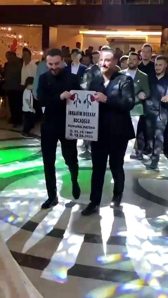 Düğünde herkes altın takılmasını beklerken, damada adının yazıldığı mezar taşı hediye ettiler