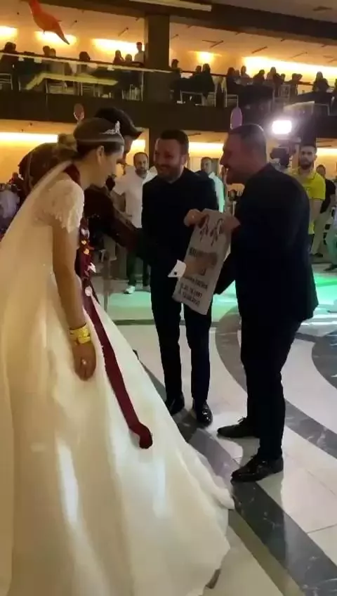 Düğünde herkes altın takılmasını beklerken, damada adının yazıldığı mezar taşı hediye ettiler