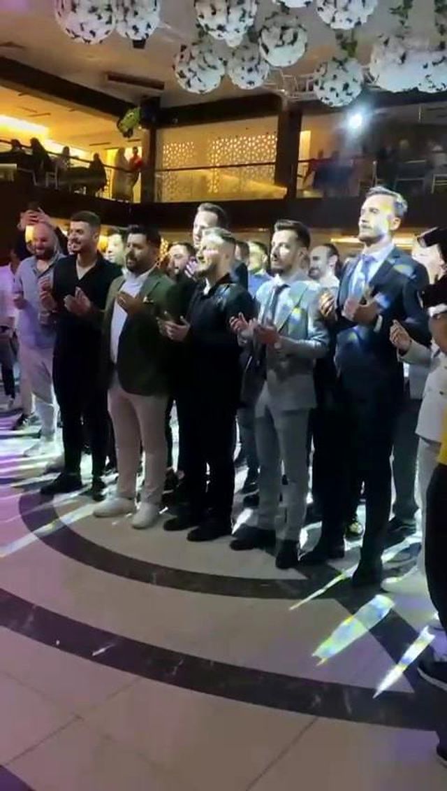 Düğünde herkes altın takılmasını beklerken, damada adının yazıldığı mezar taşı hediye ettiler