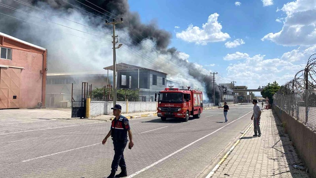 Diyarbakır'daki kozmetik fabrikasında büyük yangın! Yaralılar var Diyarbakır'daki kozmetik fabrikasında büyük yangın! Yaralılar var