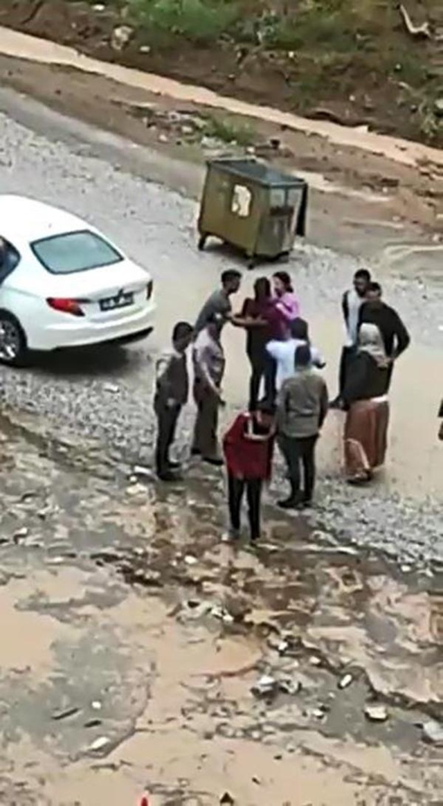 Efsun, sağanakla su dolan çukura düştü; kurtarılma anı kamerada Efsun, sağanakla su dolan çukura düştü; kurtarılma anı kamerada