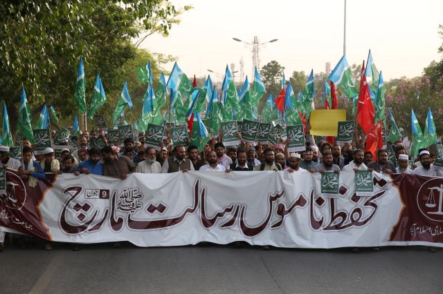 Hz. Muhammed'e hakaretlerin protesto edildiği Hindistan'da 300 kişi tutuklandı Hz. Muhammed'e hakaretlerin protesto edildiği Hindistan'da 300 kişi tutuklandı