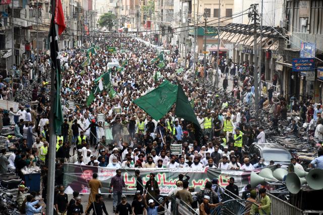 Hz. Muhammed'e hakaretlerin protesto edildiği Hindistan'da 300 kişi tutuklandı Hz. Muhammed'e hakaretlerin protesto edildiği Hindistan'da 300 kişi tutuklandı