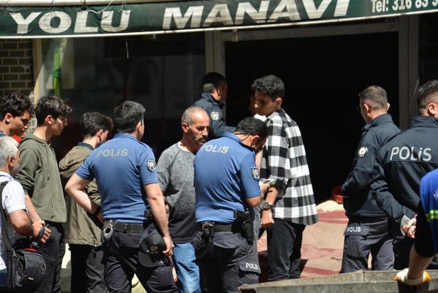 Kaldırım işgali uyarısına sinirlenen manav, kilolarca meyve ve sebzeyi gözünü kırpmadan yola döktü Kaldırım işgali uyarısına sinirlenen manav, kilolarca meyve ve sebzeyi gözünü kırpmadan yola döktü