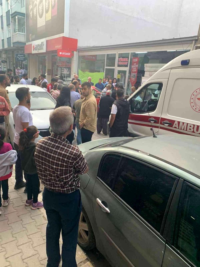 Kontrolden çıkan aracın çarptığı kadın, mağazanın vitrinine girdi Kontrolden çıkan aracın çarptığı kadın, mağazanın vitrinine girdi