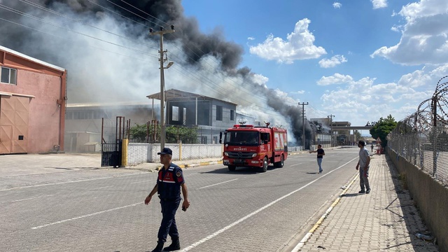 Diyarbakır'daki kozmetik fabrikasında büyük yangın! Yaralılar var Diyarbakır'daki kozmetik fabrikasında büyük yangın! Yaralılar var