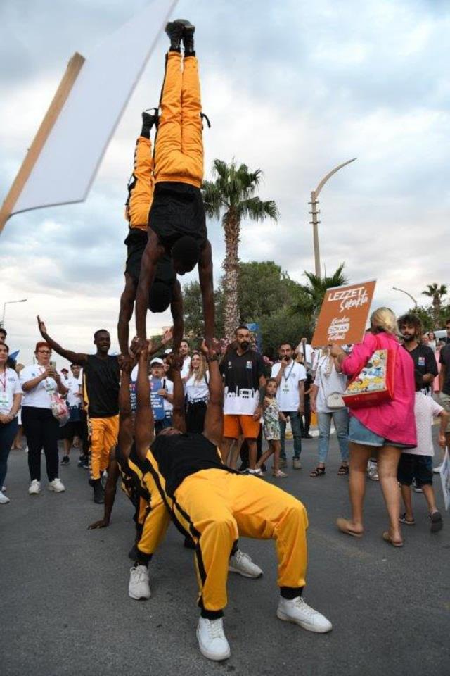 Kuşadası Sokak Festivali, dünyaca ünlü Rio karnavalına taş çıkarttı Kuşadası Sokak Festivali, dünyaca ünlü Rio karnavalına taş çıkarttı