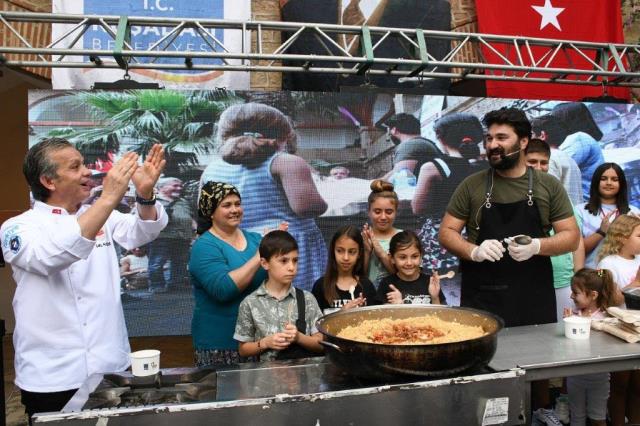 Kuşadası Sokak Festivali, dünyaca ünlü Rio karnavalına taş çıkarttı Kuşadası Sokak Festivali, dünyaca ünlü Rio karnavalına taş çıkarttı