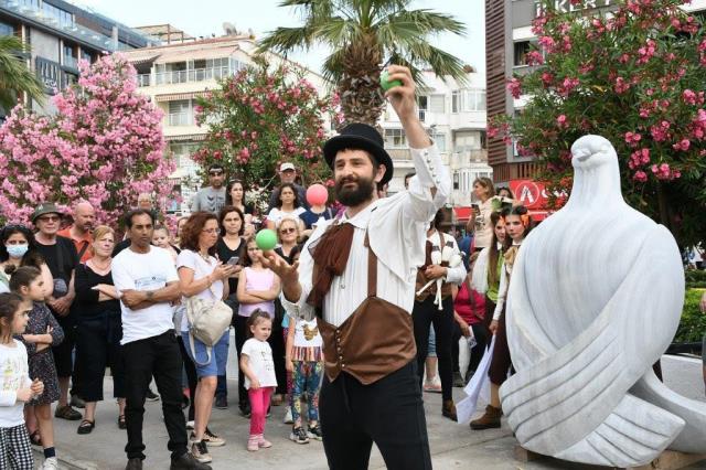 Kuşadası Sokak Festivali, dünyaca ünlü Rio karnavalına taş çıkarttı Kuşadası Sokak Festivali, dünyaca ünlü Rio karnavalına taş çıkarttı
