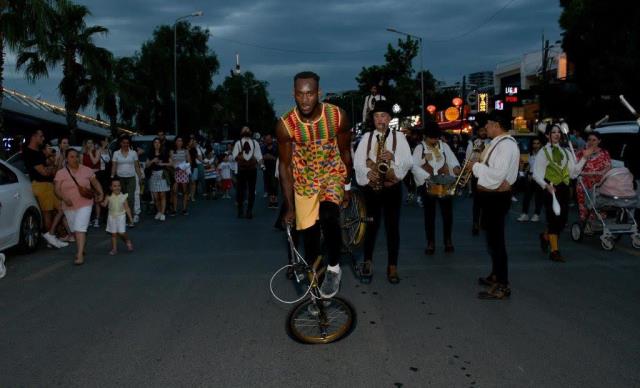 Kuşadası Sokak Festivali, dünyaca ünlü Rio karnavalına taş çıkarttı Kuşadası Sokak Festivali, dünyaca ünlü Rio karnavalına taş çıkarttı