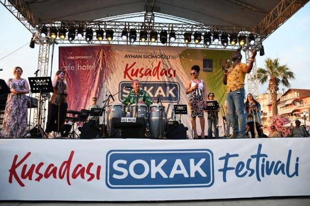 Kuşadası Sokak Festivali, dünyaca ünlü Rio karnavalına taş çıkarttı Kuşadası Sokak Festivali, dünyaca ünlü Rio karnavalına taş çıkarttı