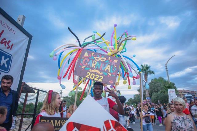 Kuşadası Sokak Festivali, dünyaca ünlü Rio karnavalına taş çıkarttı Kuşadası Sokak Festivali, dünyaca ünlü Rio karnavalına taş çıkarttı