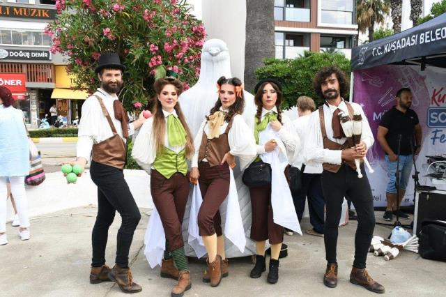 Kuşadası Sokak Festivali, dünyaca ünlü Rio karnavalına taş çıkarttı Kuşadası Sokak Festivali, dünyaca ünlü Rio karnavalına taş çıkarttı