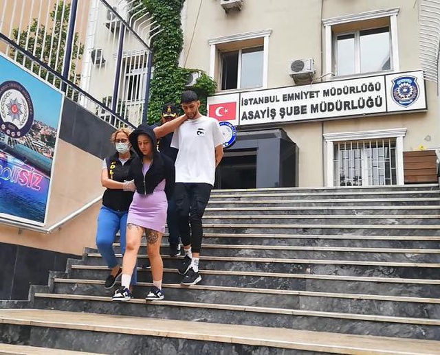 İranlı iş insanının evinden 500 bin liralık altın çalan mini etekli hırsız, bacağındaki dövmesinden yakalandı İranlı iş insanının evinden 500 bin liralık altın çalan mini etekli hırsız, bacağındaki dövmesinden yakalandı