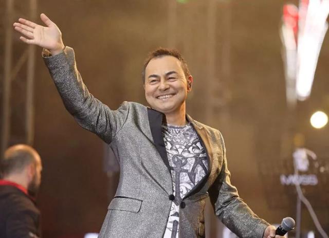 Serdar Ortaç, konserinde dengesini kaybedince yere düştü