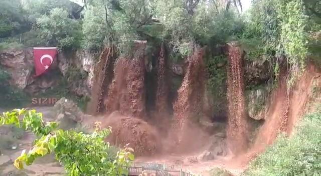 Turistik şelale selden nasibini aldı: Berrak su çamur rengine döndü