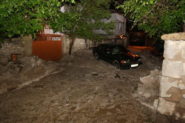 Yarım metre dolu yağdı, yaz ortasında her yer beyaza büründü