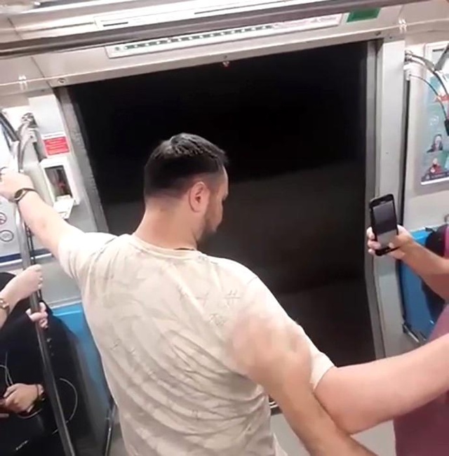 Yenikapı metrosunda açık kapıyla yolculuk kamerada Yenikapı metrosunda açık kapıyla yolculuk kamerada