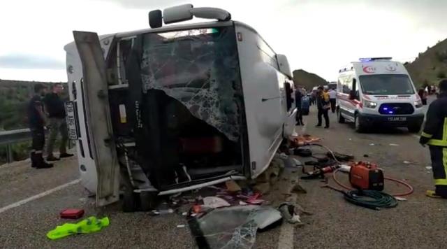 Antalya'da turistleri taşıyan otobüs kaza yaptı: 1 ölü, 22 yaralı Antalya'da turistleri taşıyan otobüs kaza yaptı: 1 ölü, 22 yaralı