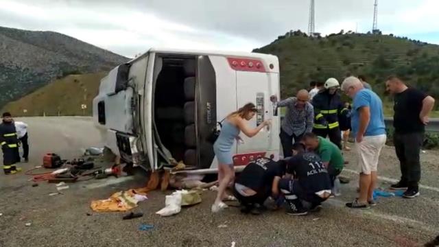 Antalya'da turistleri taşıyan otobüs kaza yaptı: 1 ölü, 22 yaralı Antalya'da turistleri taşıyan otobüs kaza yaptı: 1 ölü, 22 yaralı