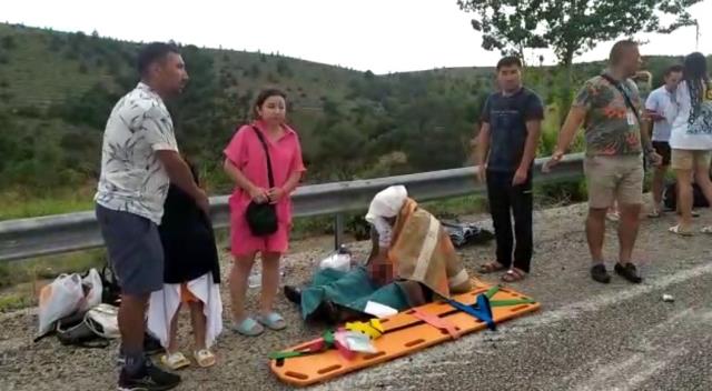 Antalya'da turistleri taşıyan otobüs kaza yaptı: 1 ölü, 22 yaralı Antalya'da turistleri taşıyan otobüs kaza yaptı: 1 ölü, 22 yaralı