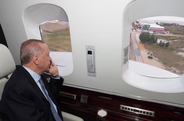 Cumhurbaşkanı Erdoğan, selden etkilenen Akyurt'u helikopterden inceledi Cumhurbaşkanı Erdoğan, selden etkilenen Akyurt'u helikopterden inceledi