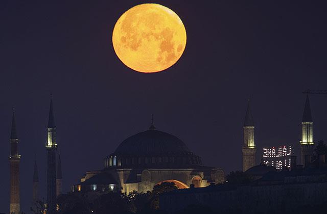 Dün gece İstanbul semaları! 'Süper Ay' tarihi yarımadayla buluştu Dün gece İstanbul semaları! 'Süper Ay' tarihi yarımadayla buluştu